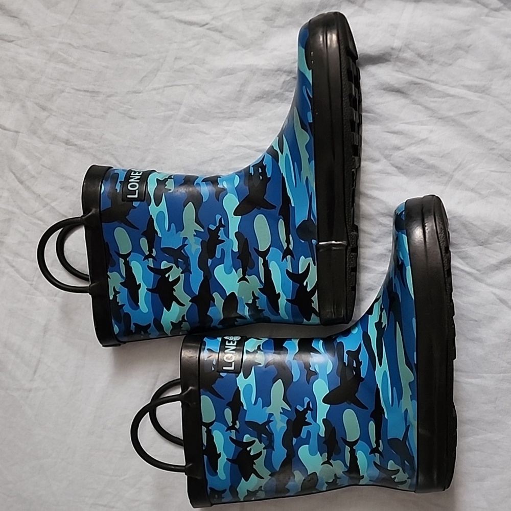 Blue Rainboots☔️🦈